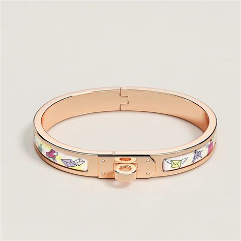 Mini Clic Kelly Hermès Flagship bracelet.